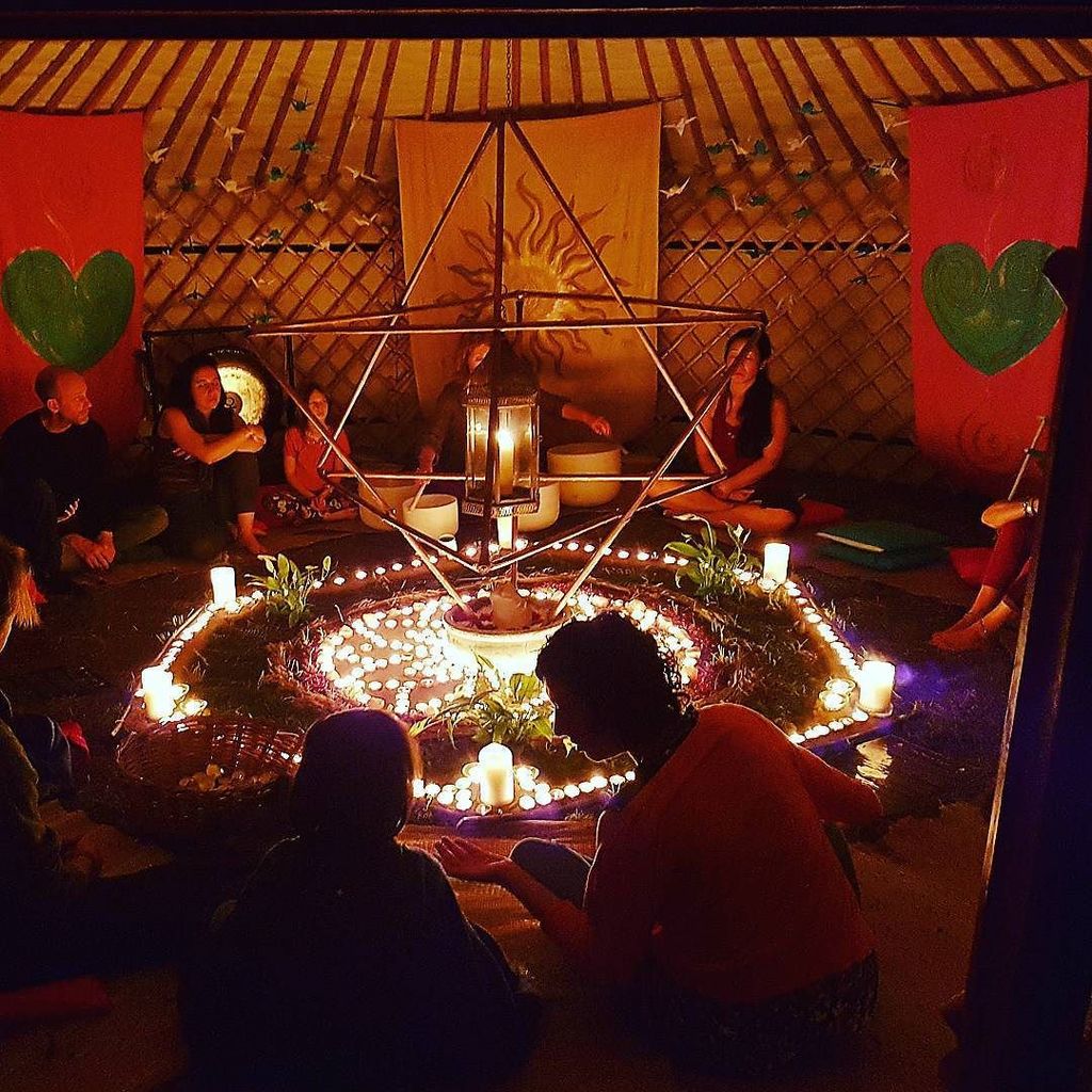 HighlandsApoth's tweet image. Gorgeous #meditation space at #greengathering with #singingbowl #binauralbeats !!! #hiapoth So good. ift.tt/2vgwEnW