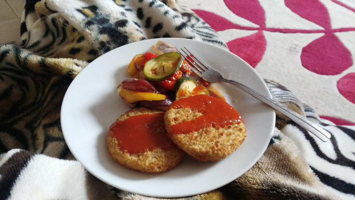 bodymanialtd's tweet photo. @QuornFoods love these #highprotein #vegetarian #chickenfree #soya burgers with #grilled veg.. #chillisauce mmm #feelepic & #DiveIn baby.. https://t.co/pBAB6S15Kt