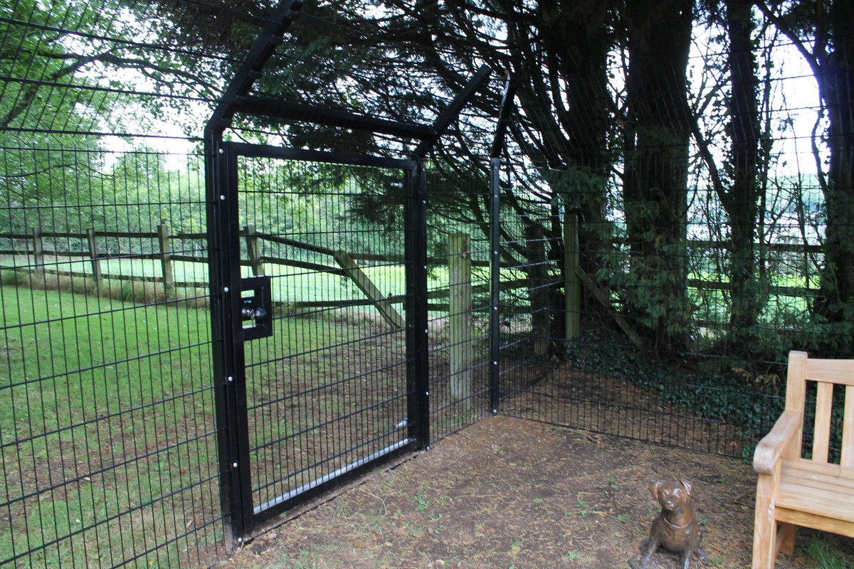 ProtectaPet's tweet photo. @DogsTrust Loved watching #supervet #cleartheshelter We've been busy installing #dogfencing and testing on #huskies: #hoperescue https://t.co/QxxaN1rA5M