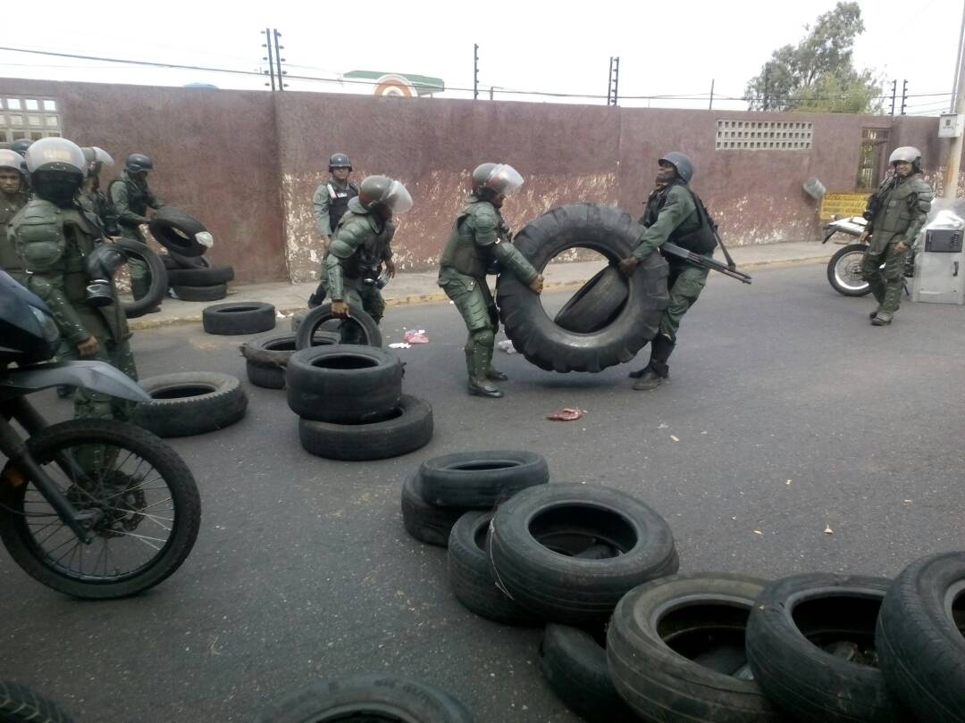 TOLERANCIA CERO! <a href="/GNB_Zulia/">GNB - ZULIA</a> decomisa 95 cauchos en Corredor Vial Amparo, los cuales serían quemados para acciones terroristas #8ago