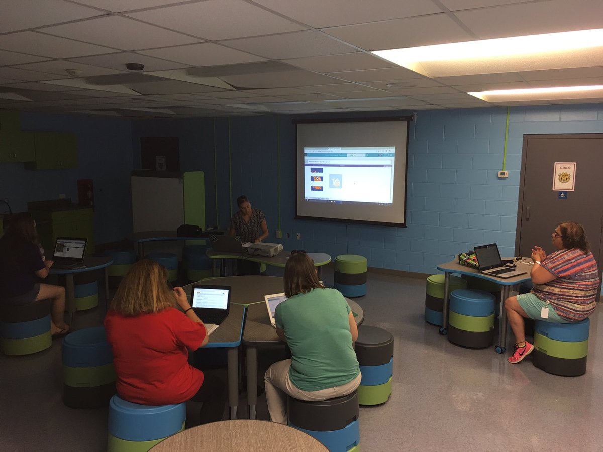 MikeLastra57's tweet photo. Great #HourofCode session today by @amico_412 !! It's was also some of our teachers first look at the #titleI Makerspace/STEAM Lab 👀💯 https://t.co/cAC0pNgo0D