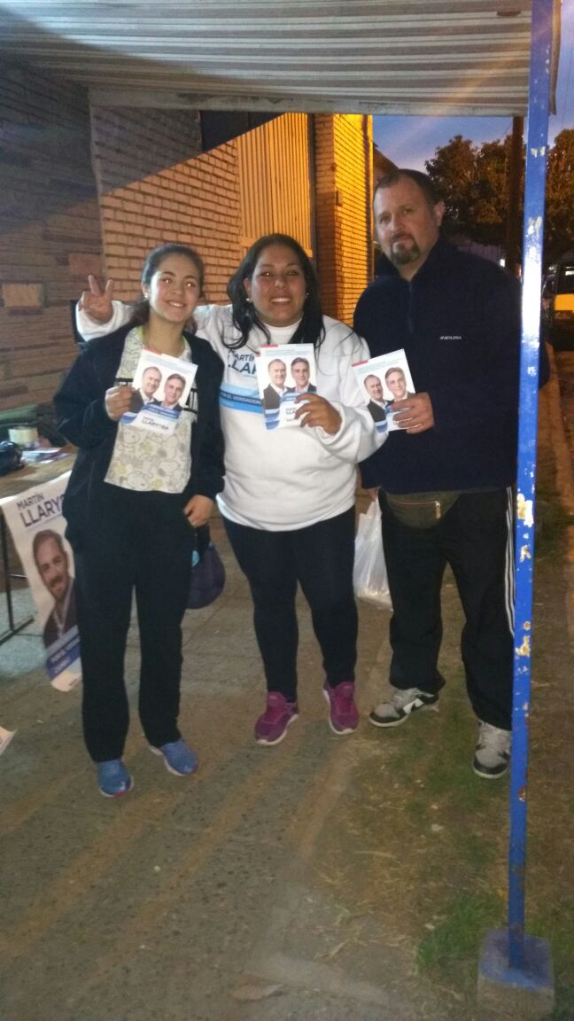 JP_LaCalera's tweet photo. Seguimos llevando las propuestas! #ElVerdaderoCambio #JPLaCalera @MartinLlaryora @RRufeil https://t.co/iTxQCLumof