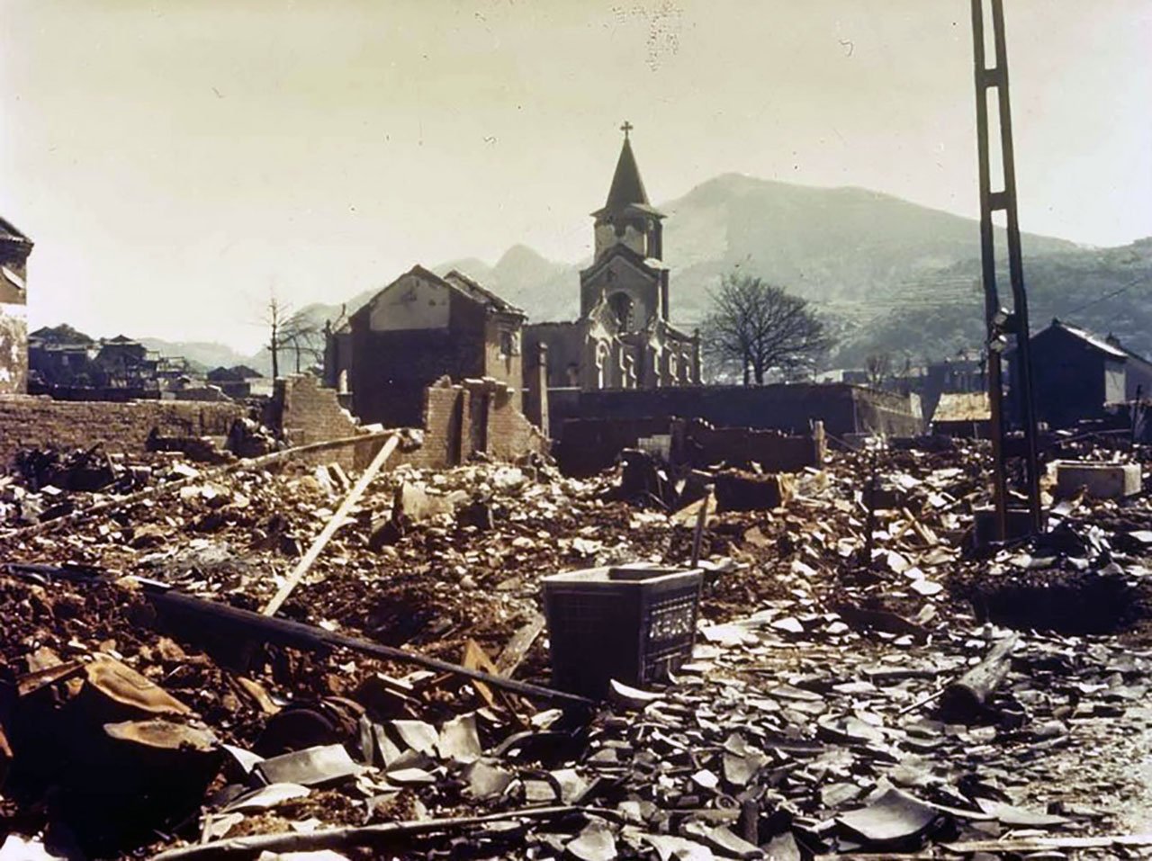 تويتر 渡邉英徳 على تويتر 72年前の今日 長崎原爆投下 西方から西中町天主堂を見る 手前は大黒町一帯 中央は西中町 天主堂 現在のカトリック中町教会 その左手前および右端の建物は焼け残った土蔵 米軍撮影 T Co X1rlntnqwy
