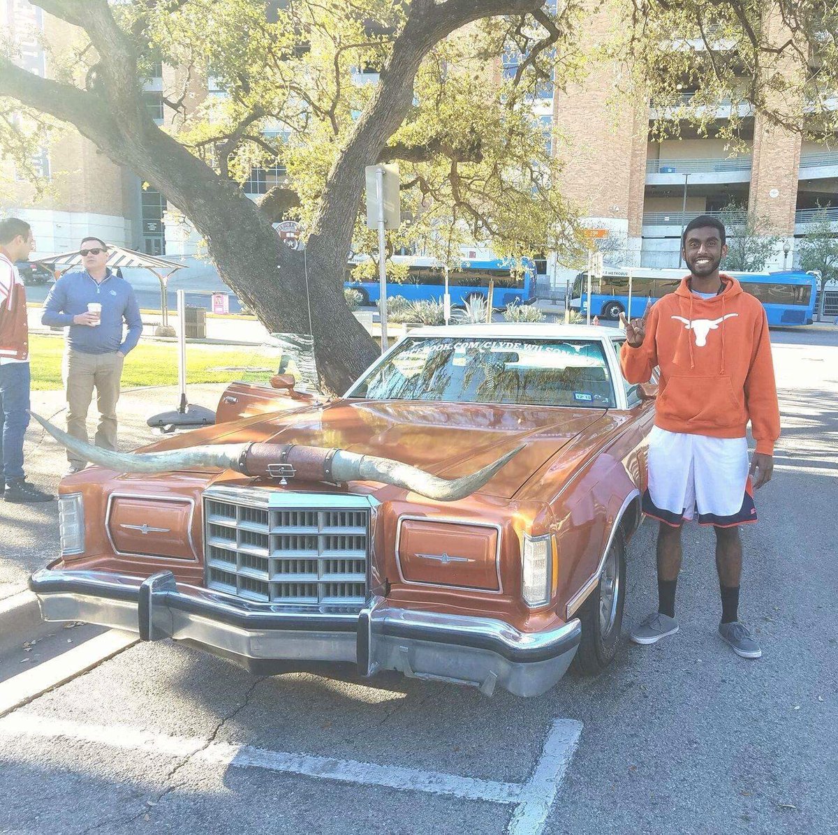 hookemarts's tweet photo. Officer Spotlight: Meet Vinay! It's his 2nd year at UT &amp; w/ Hook’em Arts! He's joining our team as the special events officer! https://t.co/li3ogBsMpV