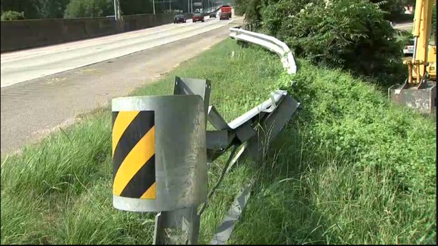 wsbtv's tweet image. Hundreds of damaged guardrails left unrepaired for months  2wsb.tv/2vhsoop