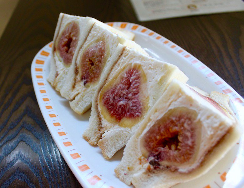 Adito アヂト 水曜定休です まるごとイチジクサンド は蜂蜜スパイスマスカルポーネクリームで挟んでます 追加注文ブルーチーズ蜂蜜との至高の相性を楽しんで トンカ豆薫る桃パンケーキ と共に旬の美味を堪能してください T Co