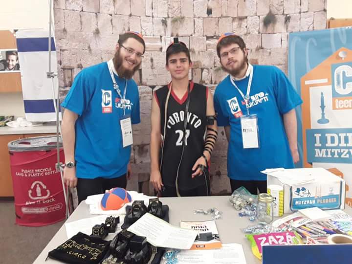 shabboshouse's tweet photo. More #Tefillin with @cteen at #CapMac #WeAreJCCMaccabi Great vibe! Great Games! https://t.co/7bNhNKN4lw