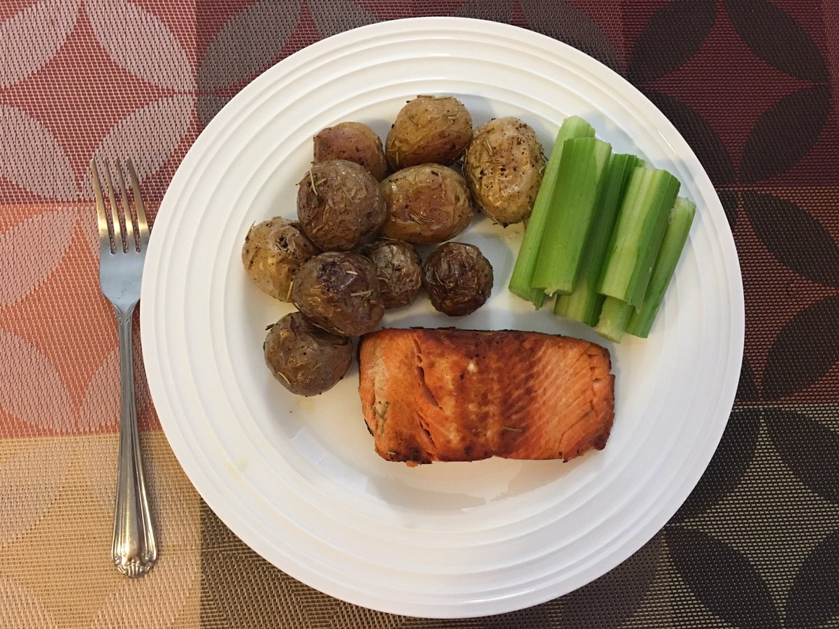 EazyDiabetes's tweet photo. Hello #Diabetes)My #3carb meal. 10 pieces of baked potatoes(3carb), baked salmon, and celeries https://t.co/jd1Ci4QMfE