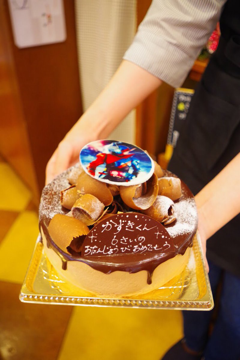 創作菓子アトリ 横浜のケーキ屋 ヒーローケーキでお祝い 6歳の お誕生日 に デコレーションケーキ をご注文いただきました 大好きなヒーローの イラストプレート と チョコレートケーキ で うわー かっこいい と感動してくれたかずき君