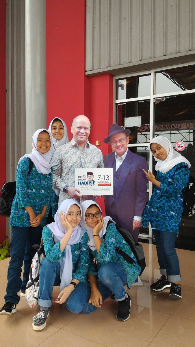 LazuardiGCS's tweet photo. Siswa SMP @Lazuardi_GIS  menilik kemajuan iptek dan inovasi terbaru karya generasi muda Indonesia di #BekrafHabibieFestival https://t.co/y3OmQc3LSt