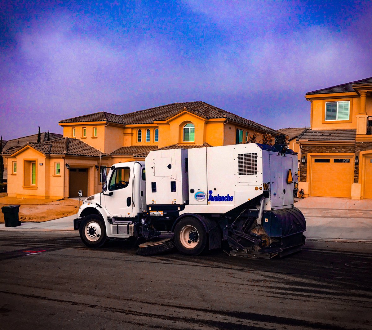 TheSweeperShop's tweet image. #SchwarzeAvalanche sweeping the city call #SweeperShop for a demo