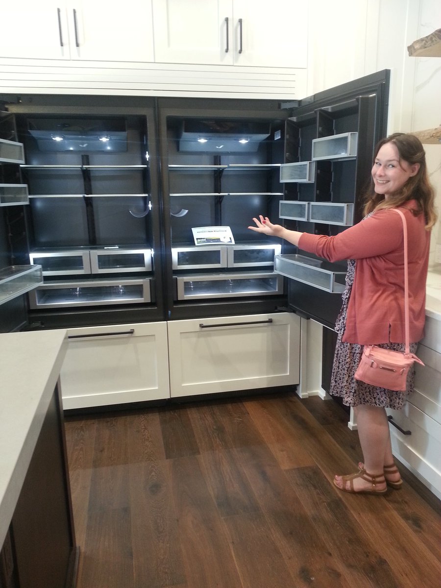 FosterWithFaith's tweet image. We decided we need a fridge like this.  At the Street of Dreams. #dreamliving @DazzlingDeal
