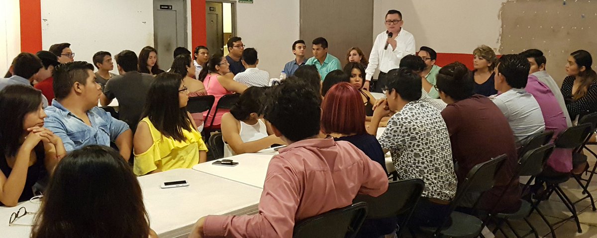 FreddyMtz11's tweet photo. Previo al #2doInformeAMC agradecí a los jóvenes que formaron parte del staff de ayuda en el centro de convenciones https://t.co/SnCSBqBYO2