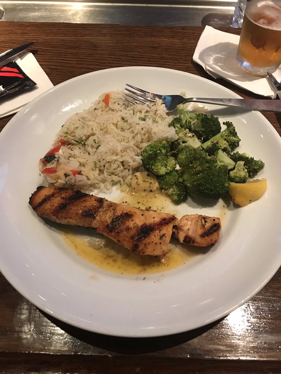 Midipitti's tweet photo. @TGIFridays this might actually be the smallest piece of salmon I've ever gotten. #business #travel #jeffsetting https://t.co/wbbfsAvV1M
