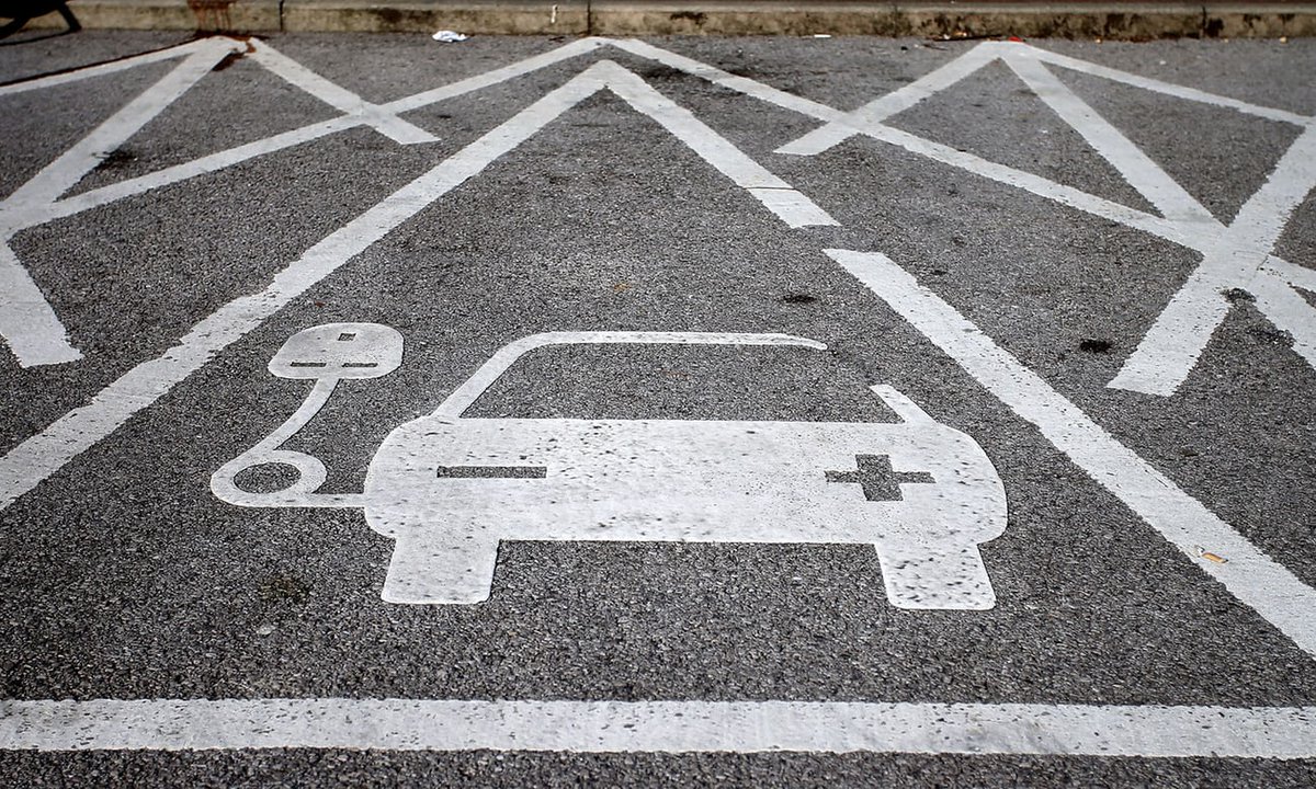 climatecouncil's tweet image. As the UK plans to phase out petrol cars, is Australia being left behind? bit.ly/2v87RmF via @guardian #transition #climateaction