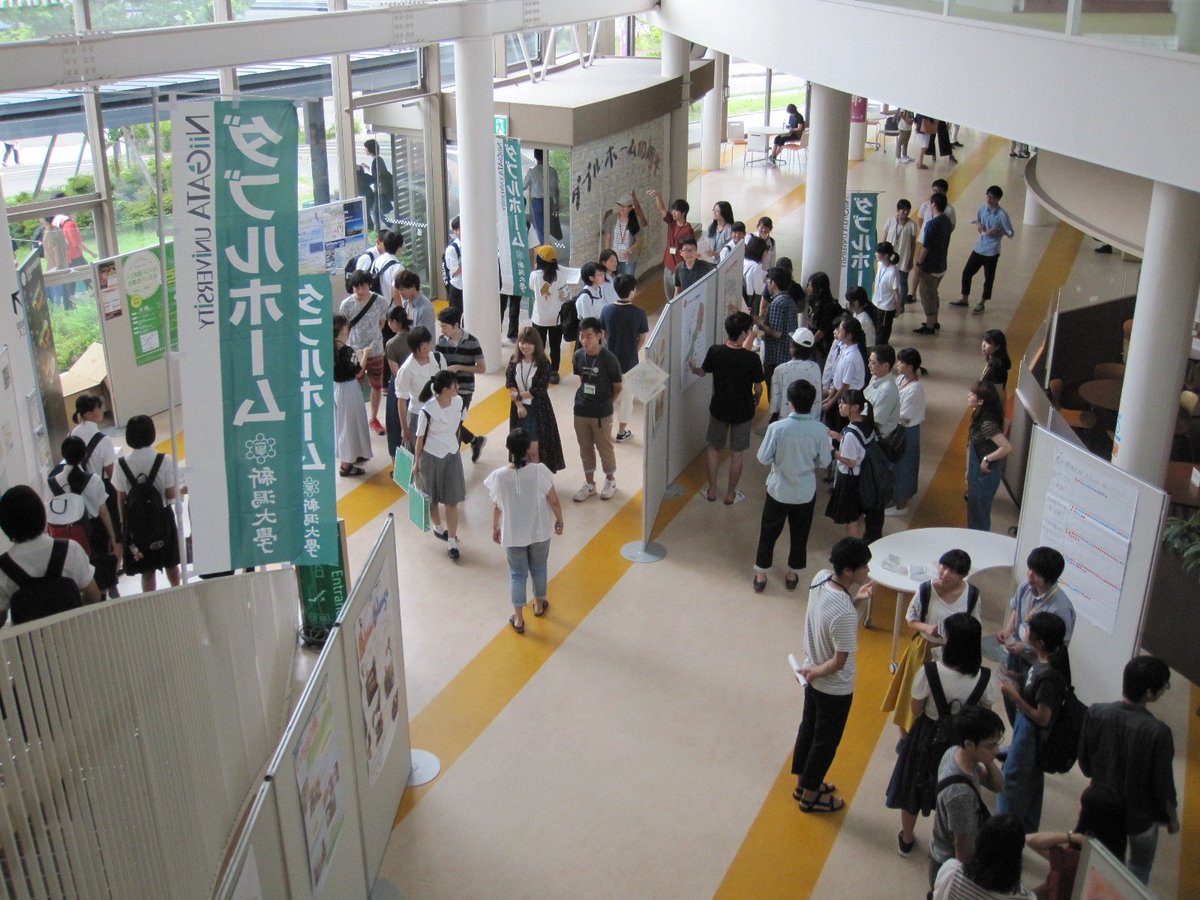 新潟大学附属図書館 A Twitteren オープンキャンパス 中央図書館 1階では ダブルホーム情報館 を開催中 学部 学年の垣根を越え 地域 の人々と連携し取り組む 新潟大学独自のプロジェクトです 自然 文化など様々なテーマで展開中 学生スタッフが詳しく説明し 新潟大学附属図書館 A Twitteren オープンキャンパス 中央図書館 1階では ダブルホーム情報館 を開催中 学部 学年の垣根を越え 地域 の人々と連携し取り組む 新潟大学独自のプロジェクトです 自然 文化など様々なテーマで展開中 学生スタッフが詳しく説明し