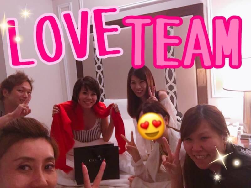 sayaca54's tweet photo. 【午前O時を過ぎた頃～♪】
バースデーサプライズinマカオ❤

本日は一緒に走っている仲間と
ベネチアンにて海外ミーティング

でしたが。。。

スイートルームで待ち構えていたら
なんとまさかのサプライズ

🌈❤🌈❤🌈❤🌈❤🌈

Ps.本日も最高にぶっ飛んだ1日を(^^) https://t.co/LcAhKpRbAN