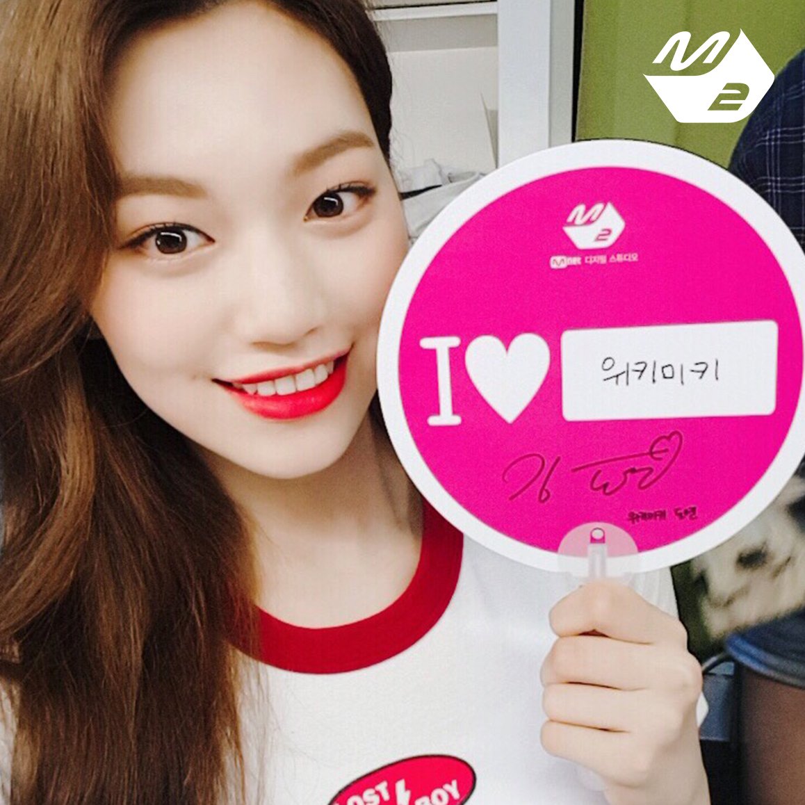 M2MPD's tweet photo. [RT이벤트] 위키미키의 #엠투부채 를 받고 싶은 분은 RT!! (~8/10)
#위키미키 #WekiMeki @WekiMeki 
#오오오아아아아 #오오오엠투부채
#Mnet #M2 #엠넷 #엠투 https://t.co/MlLx5DqTMb