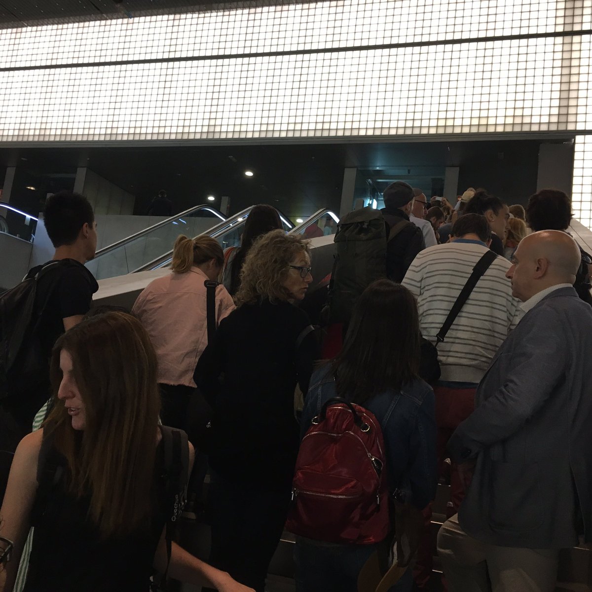 Comencen les cues... #indignant #aeropuertobarcelona #aenaelprat #vagaEulen #vagaaeroportbcn