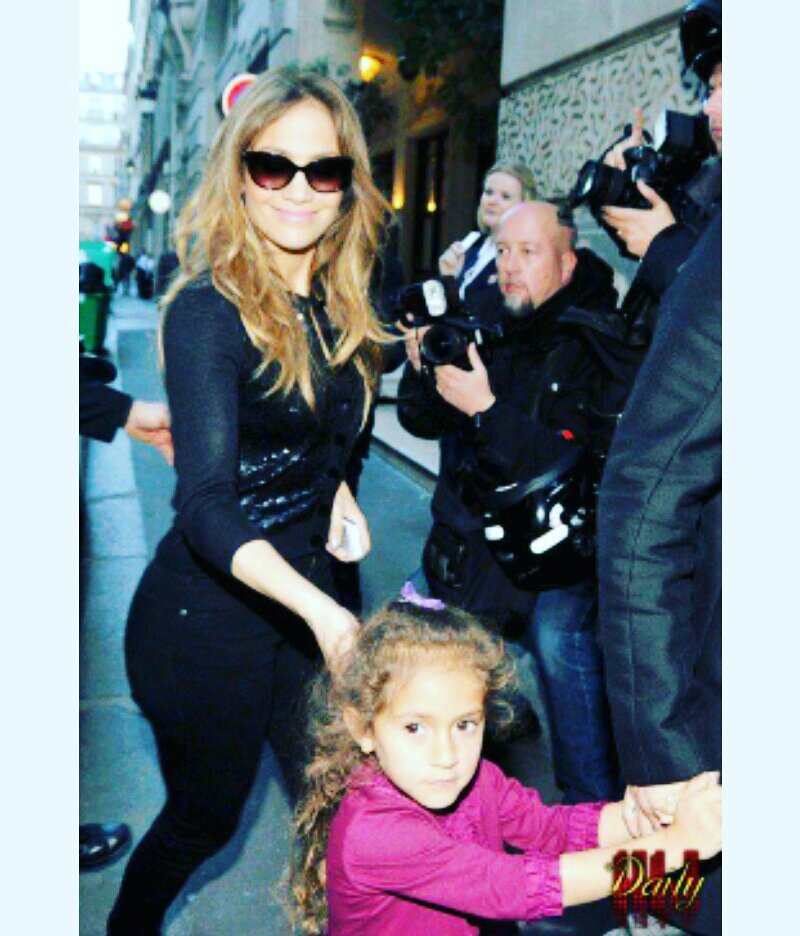 jlover_maria's tweet photo. Jen junto a Mini Jen😍😍 @JLo #JLo #emme #emmemaribel #baby #familia #miniJen #jlococonut #minimi #love #lulu https://t.co/RCcrOZEnlq