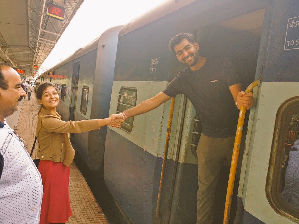 mumbaitales's tweet photo. Our mandatory pose 😍
Thanks @Ajay_kalwani for the click.
Ignore my dad though 😄🤣
#train #trainpose #mandatorypose #misshome #katnijunction https://t.co/r2FojYRLat