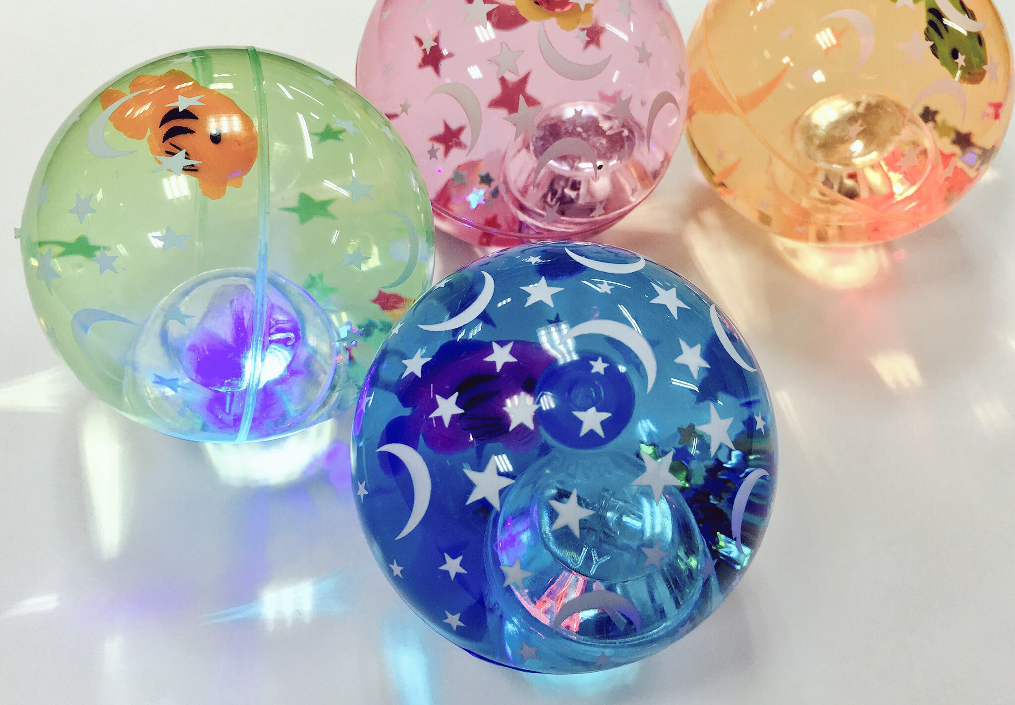 Arnz キラキラ 涼しげに泳ぐお魚さん入りの光るスーパーボールを入荷しました 今日みたいな暑い日にピッタリですね ひとつ 250円 税抜 プチギフトにもおすすめ 文房具 文具 学芸大学 学大 T Co D6xevpfbq5 Twitter Arnz キラキラ 涼しげに泳ぐお魚さん入りの光るスーパーボールを入荷しました 今日みたいな暑い日にピッタリですね ひとつ 250円 税抜 プチギフトにもおすすめ 文房具 文具 学芸大学 学大 T Co D6xevpfbq5 Twitter