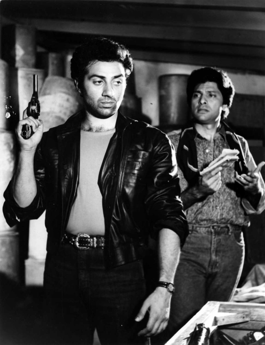#SunnyDeol #VijayendraGhatge
TRIDEV 1989 #moviescenes
#BollywoodFlashback @iamsunnydeol 
@VintageMuVyz @nripendraj9 @Nikhil728 @nika_simran