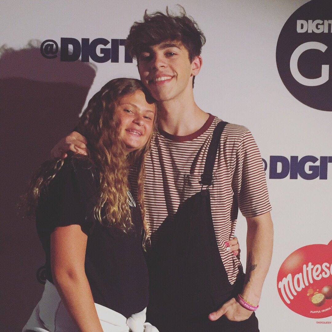 nevicaxlee's tweet photo. So I met my idols today😫❤️ I love these boys so much!!❤️ @DigiTour @JustinBlake @jacksonxkrec @Ibrycehall @mikeybarone https://t.co/3x8SzaepxR