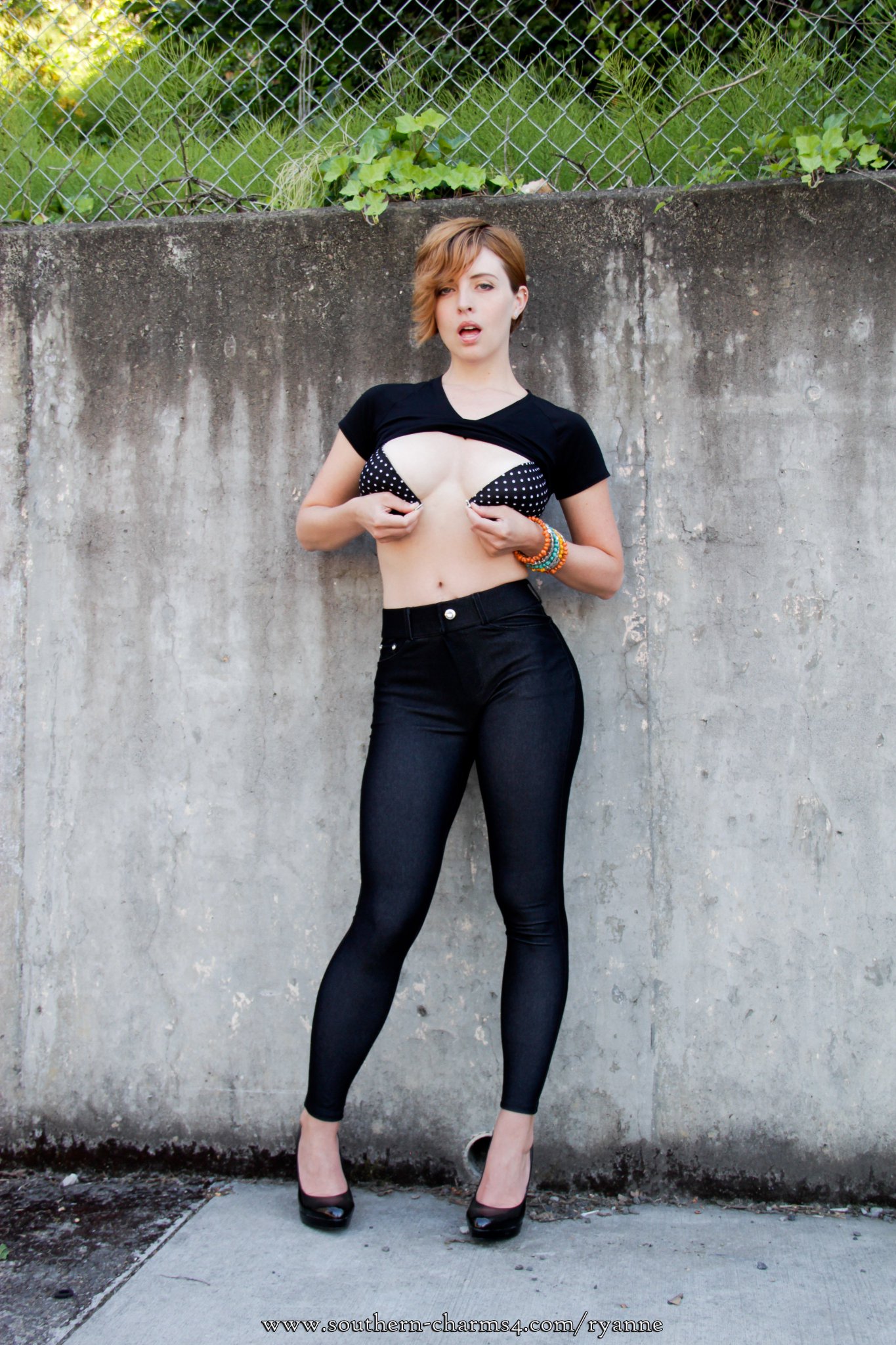 RyAnne Redd ב-X: New set of photos SOON! A big THANK YOU to the fan that  gifted the #croptop and #jeggins ! ;-* #frontclaspbra #titsout #heels  #redhead t.corWJI9clEml  X