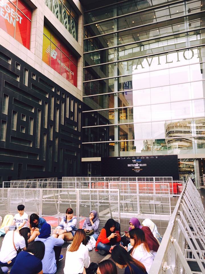 goKPOP's tweet photo. The fans have already started queueing up in front of Pavilion to catch Song Joong Ki, So Ji Sub and Hwang Jung Min live 😱😱

Pc: Pavilion KL https://t.co/A1zjEdpcIn