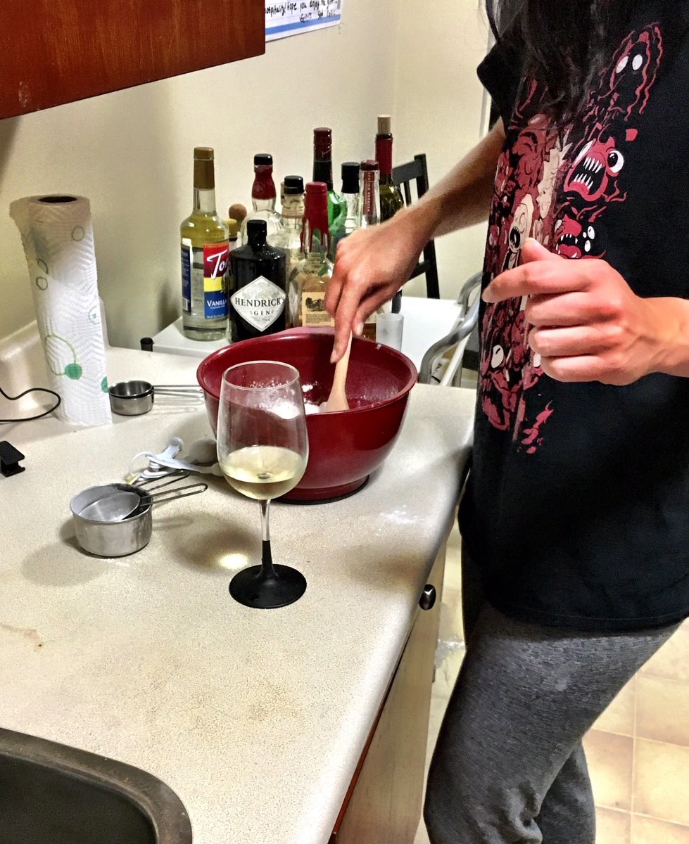 eric_andfun's tweet photo. Got the oven going up.....!! On a Tuesday! #EveningBaking #NeedDessert https://t.co/DuY2tNUFoy