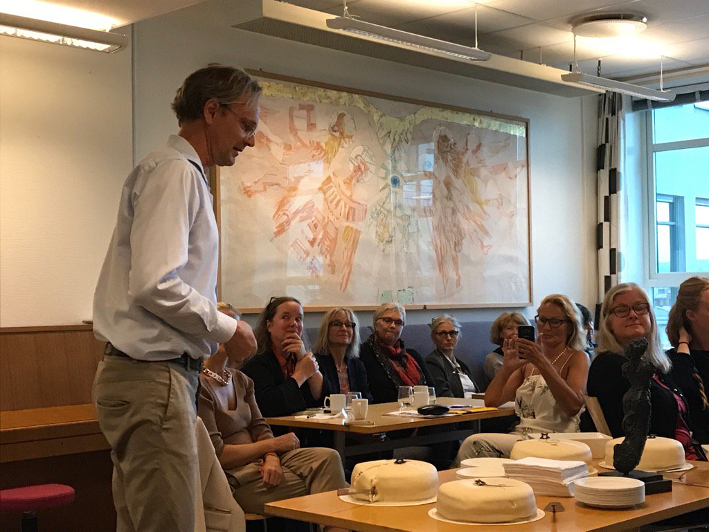 Fortjent feiring av Niels Peter Underland og tildeling av Heddaprisen for beste regi!Hurra x3!! @HiOA_TKD <a href="/curtrice/">Curt Rice</a>