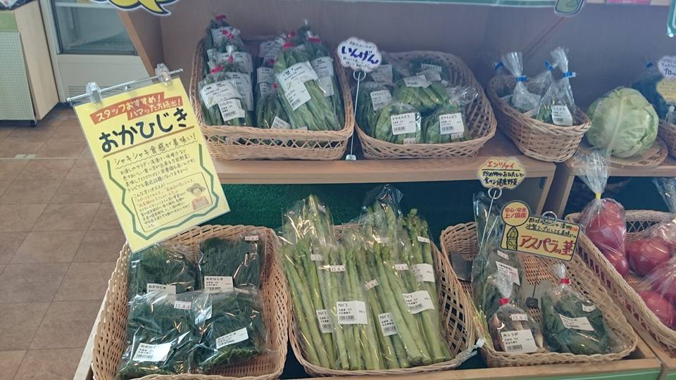 道の駅上ノ国もんじゅ A Twitteren 旬の野菜コーナーは色とりどりの夏野菜が沢山あって嬉しくなっちゃいますよ あと 私のおすすめは野菜の説明のポップ とってもキュートでかわいいイラストがお得な情報を教えてくれています 特にトウモロコシのポップは思わず笑っ