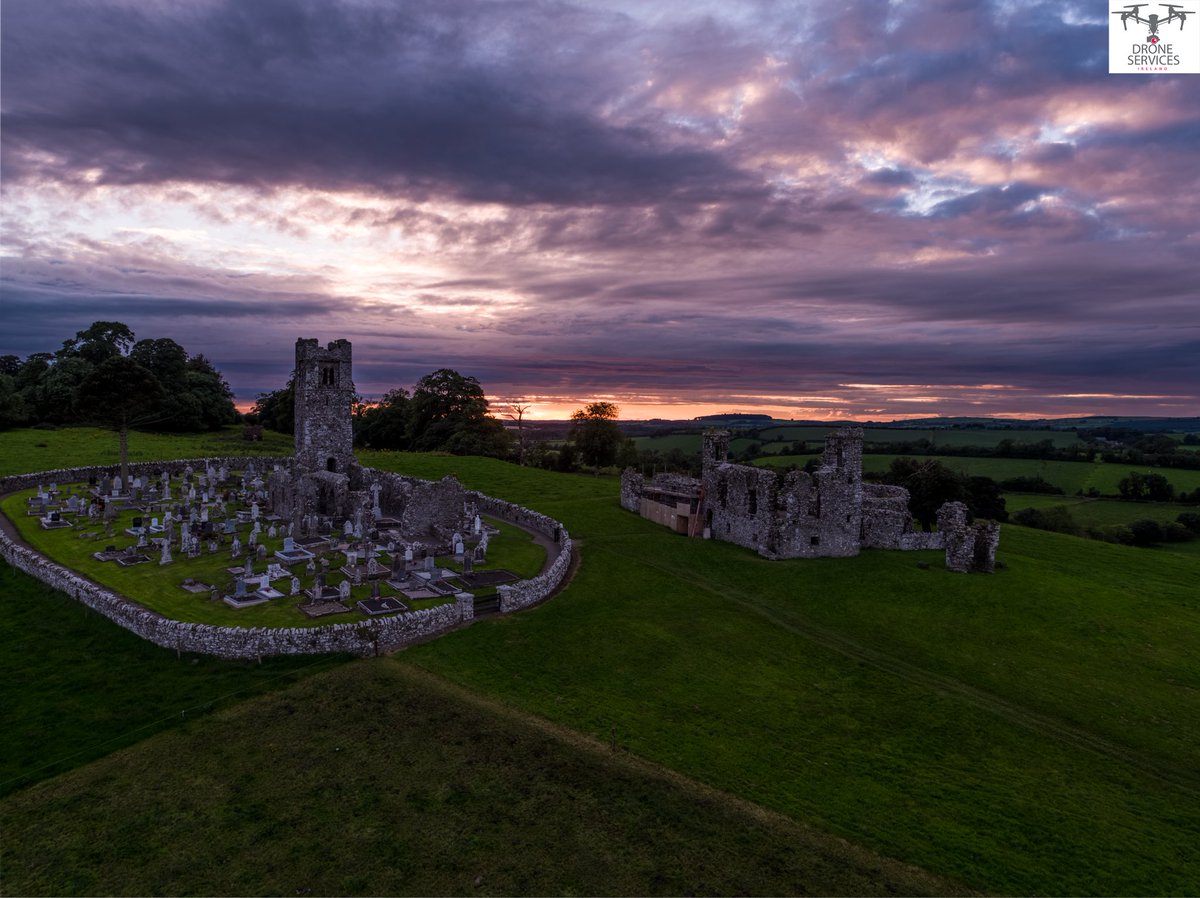 droneservicesie's tweet image. Sunset at Slane Abbey, Slane, Co Meath #dronesforgood #irelandsancienteast