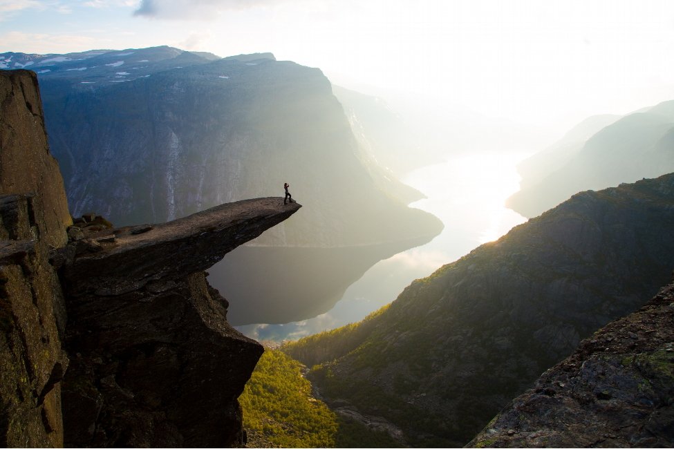 그의 삶은 얼마나 재미있을까?
그가 부러웠다. 내가 그처럼 자유롭게
무언가를 진심으로 즐긴 것이 언제였던가?
그는 정말로 삶을 즐기는 것 같았다
그가 발산하는 에너지가 마치 자석처럼
주변 사람들을 끌어당기는 모습이
내 마음을 움직였다

- 스티븐 런딘