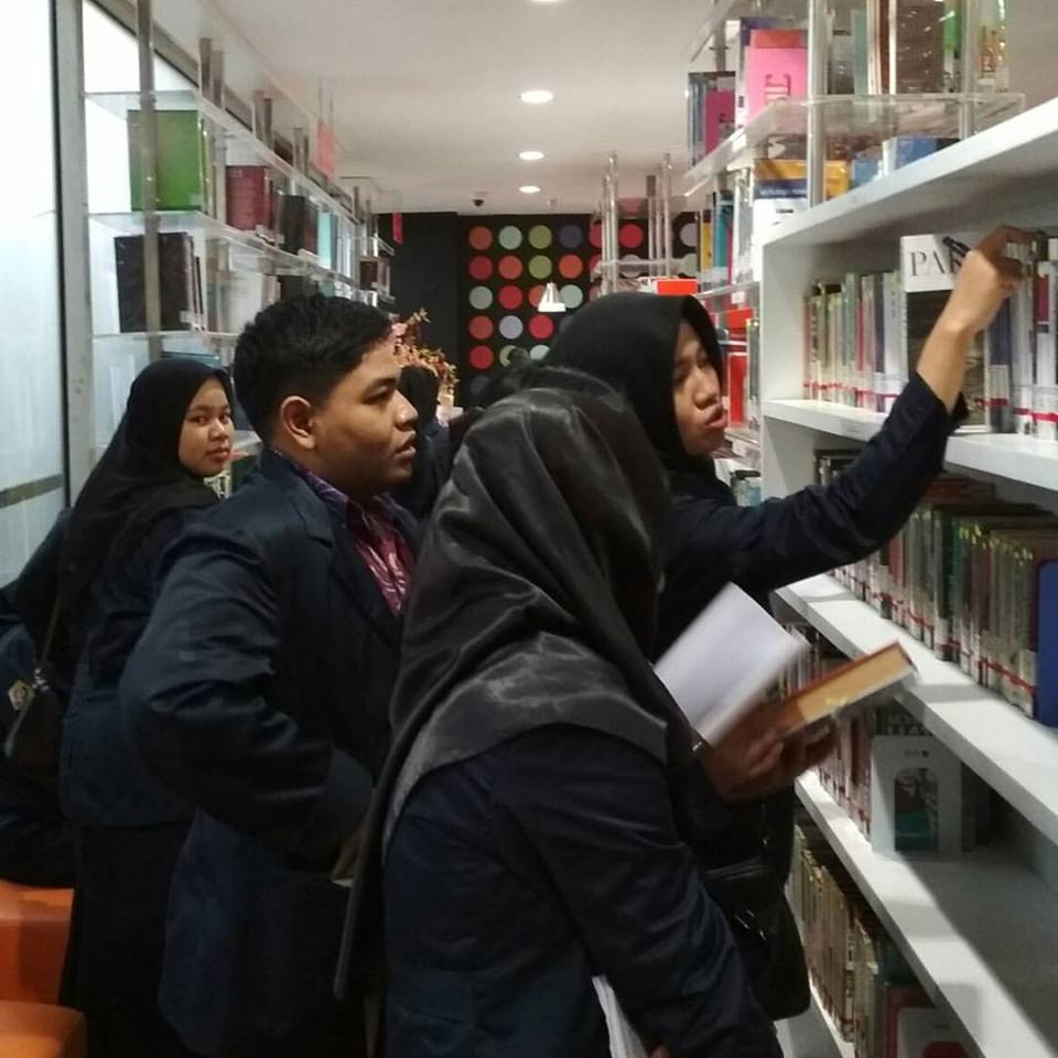 bpkrilib's tweet photo. Kunjungan 100 Mahasiswa/i Politeknik Semarang di Galeri BPK RI, 1 Agustus 2017 #perpustakaan #perpustakaankhusus #bpkri #perpustakaanbpkri https://t.co/kmiWjpBjK0
