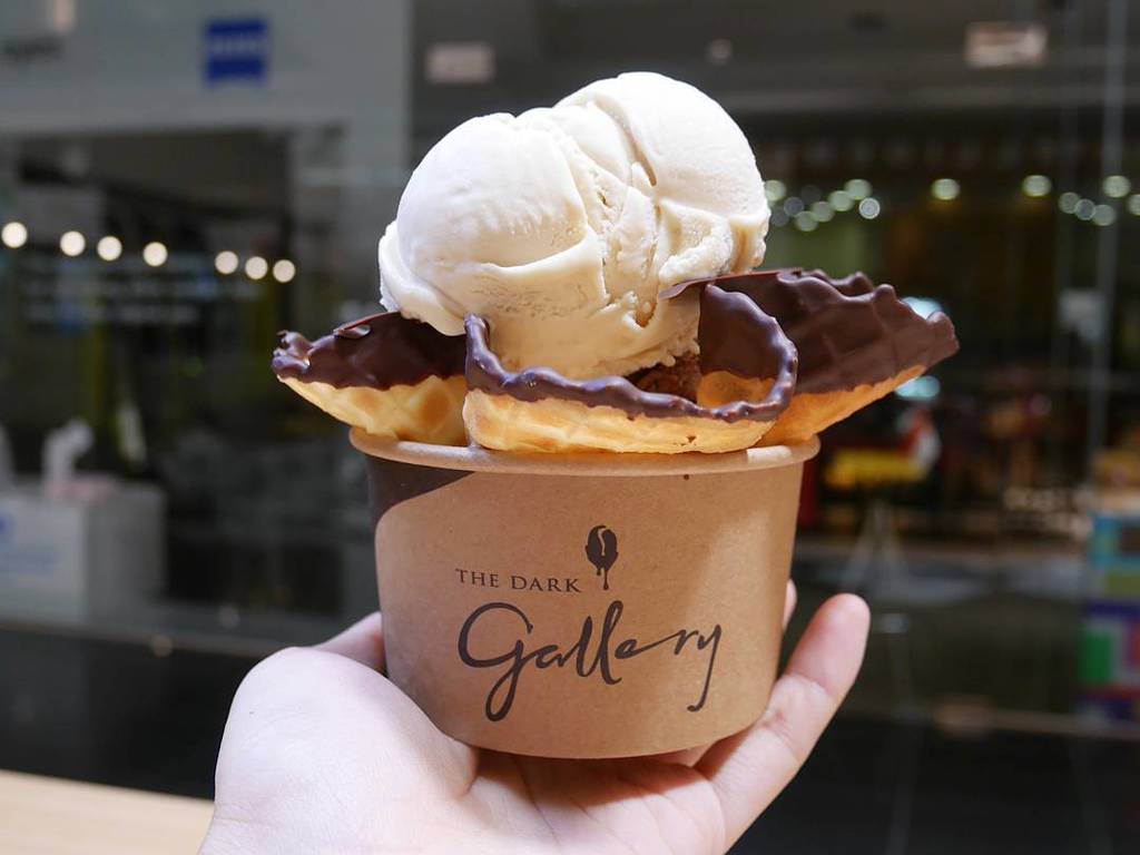 omarubucho's tweet photo. The Dark Gallery
チョコレート専門店のアイスクリーム大好き、美味♥ホワイトチョコは生キャラメルのように濃厚でカカオ64%のマダガスカルのチョコアイスと相性ばっちり(*^^*).
.
.
#thedarkgallery #darkgallery #chocolat… https://t.co/WrvXnN1sG6