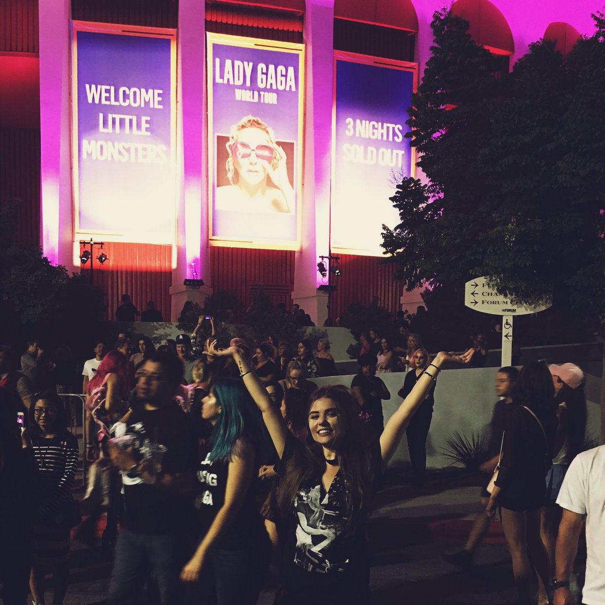 jessclarkgarcia's tweet photo. I will remember this night for the rest of my life. Thank you, @ladygaga. ⚡️♡ #littlemonster4ever #joanneworldtour https://t.co/ALH2bfH3M3