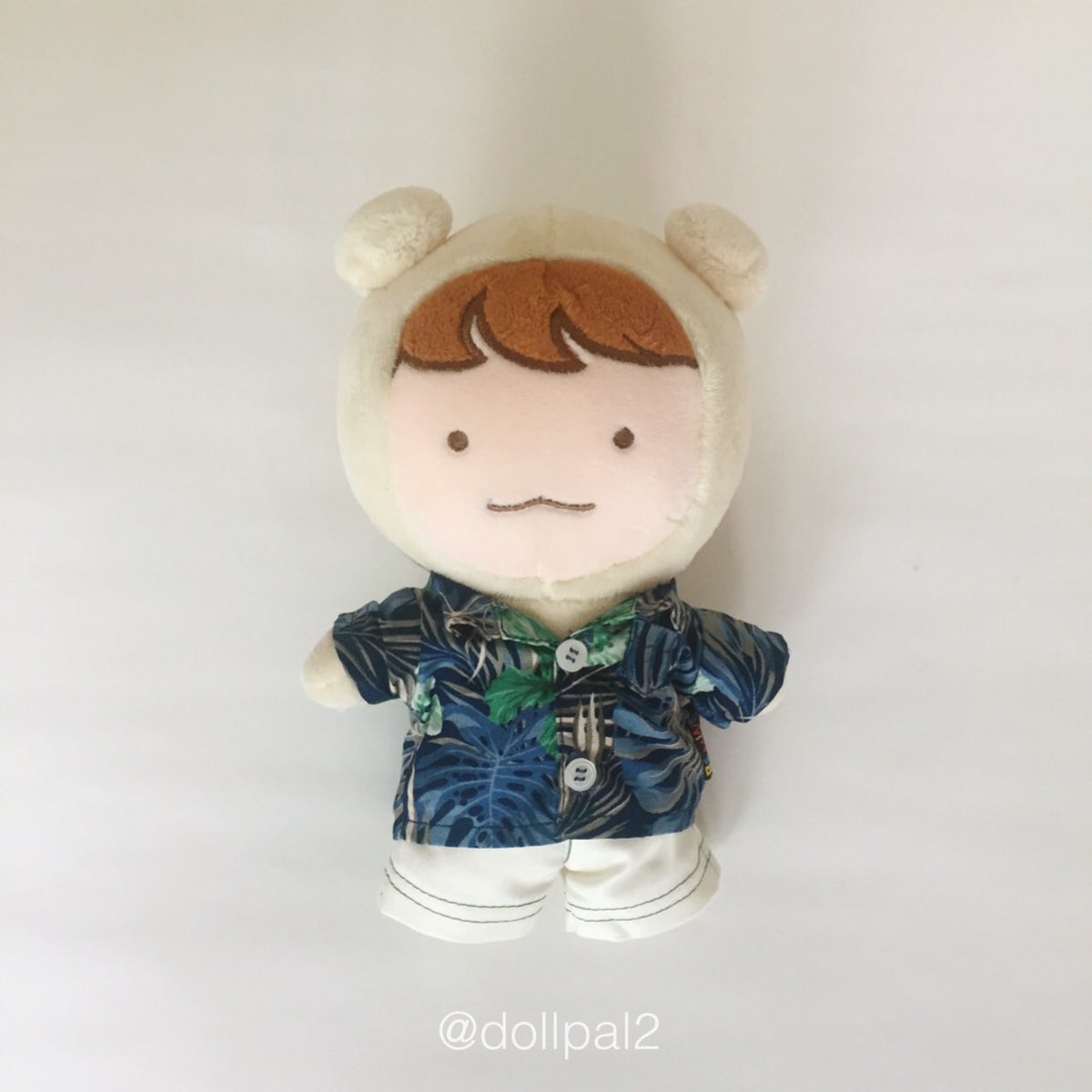 dollpal2's tweet photo. 하와이안 셔츠(블루/블랙 2컬러, 각 18000원) 세트는 바지가 길게 나온 편으로 작은 인형들에게는 벙벙할 수 있습니다😭
홀터넥원피스(18000원)는 가슴부분의 스모킹 디테일로 체구 작은 인형부터 빵빵한 인형들까지 모두 입히실 수 있어요! https://t.co/0sqbDJlSII