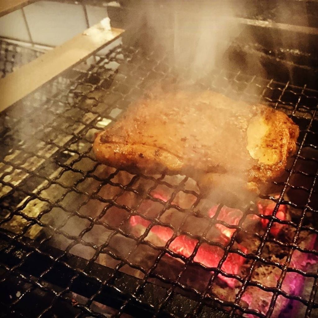 elfogon_kyoto's tweet photo. クミンやパプリカパウダー等、スパイスで味付けた若鶏。炭火で外はパリッと中はしっとりに仕上げます。冷たいビールにもよく合います!
#スパイシー #チキン #スペイン料理 #京都 #エルフォゴン #炭火焼き #ビール #kyoto #spanishrestaurant #elfog… https://t.co/QpplHFT1xs