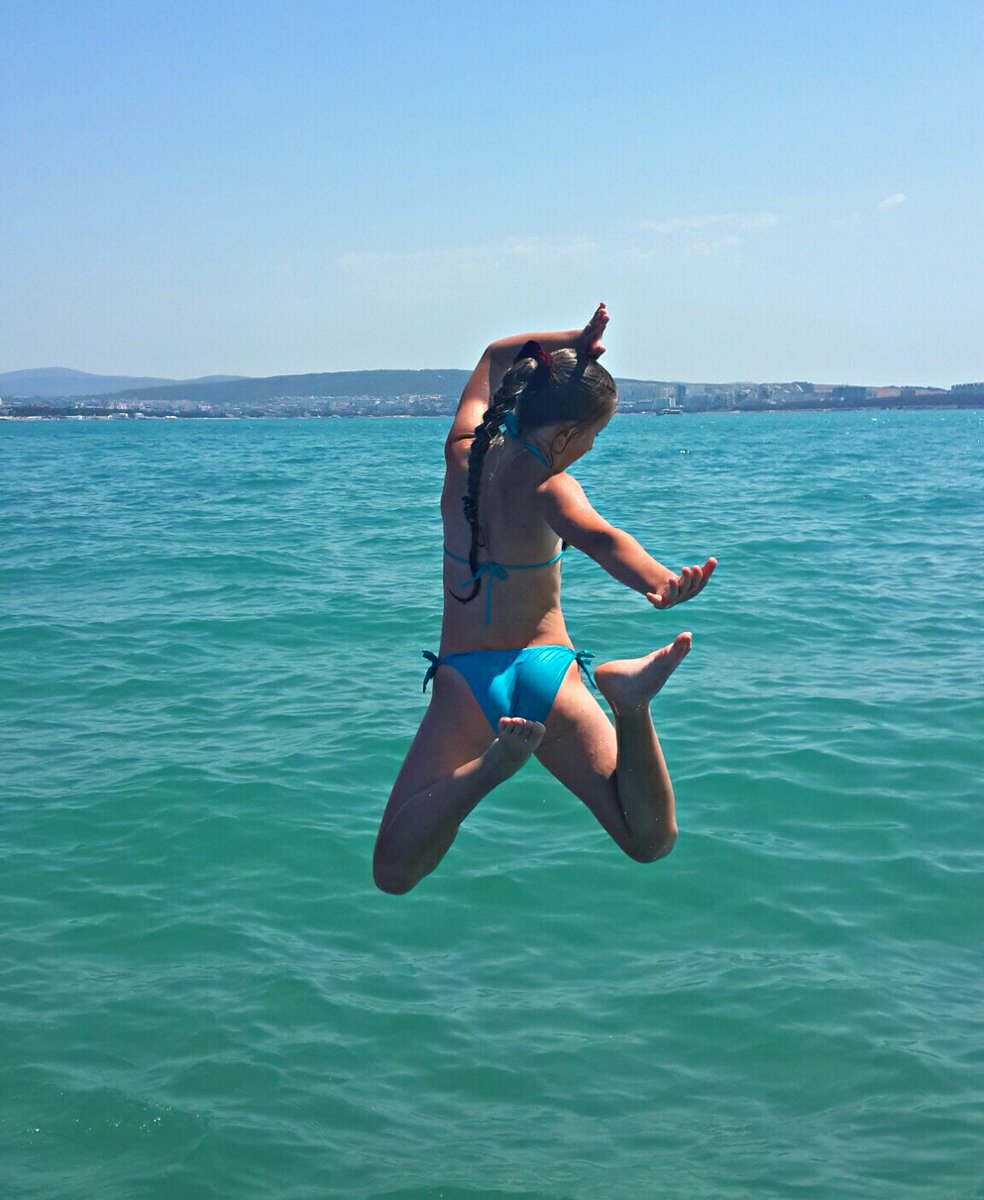 Билан  отдыхает 😅 #Санькасестра #температураводы28° #жара #черноеморе #всенапляж 🌴🌞🍸