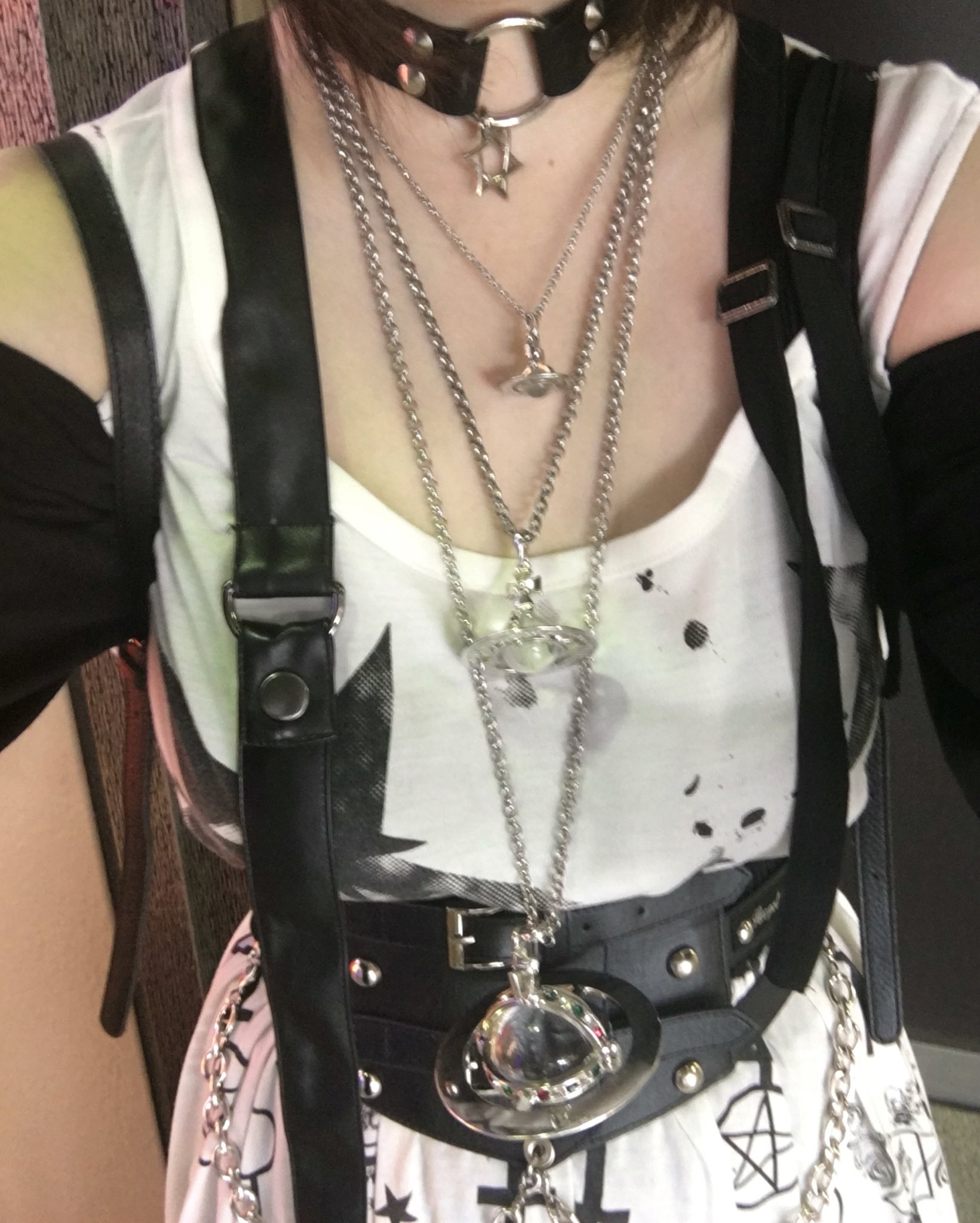 亜希 コーデ垢 Aki Fashioncode 上アップ クロイさんとお出かけということで気合い入れて久しぶりにヴィヴィアン オーブネックレス3連付け 最近は首重くて自重してた それにチョーカーの六芒星チャームが加わって首まわりジャラジャラマンです