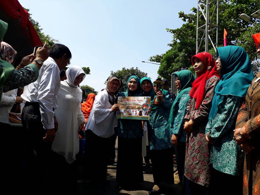 TaposTerbaik's tweet photo. Kec. Tapos sebagai perwakilan Kota Depok terpilih sebagai Juara 1 Lomba Cipta Menu B2SA Tk. Provinsi Jabar Th 2017 https://t.co/ZvogkTv0U6