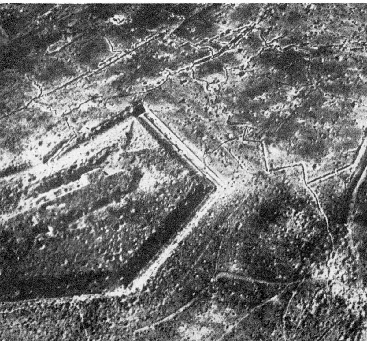 Vergleich: Fort Douaumont Anfang 1916 gegen Fort Douaumont Ende 1916
