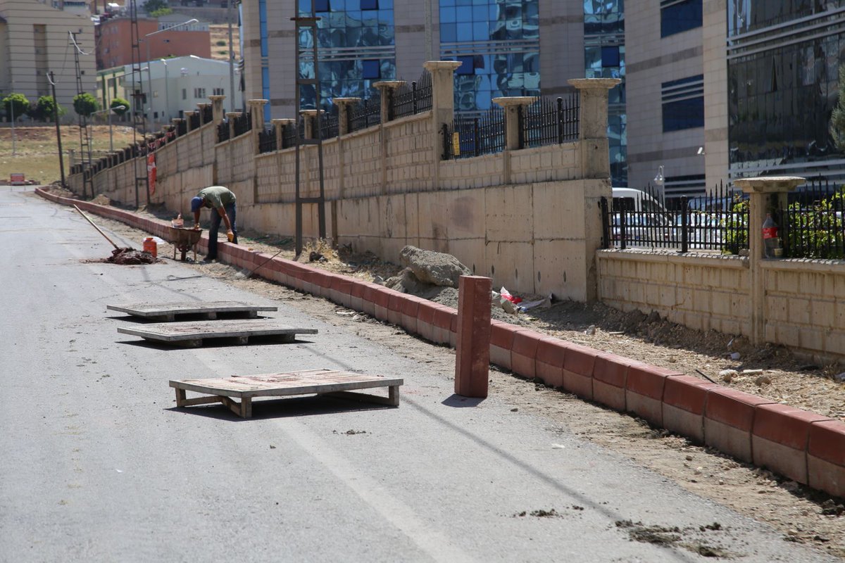 SiirtBel's tweet photo. Kooperatif Mahallesi Devlet Hastanesi Çevresinde, Fen İşleri Müdürlüğü ekiplerimiz tarafından kaldırım çalışmaları devam ediyor. https://t.co/dPiXpbf9Iu