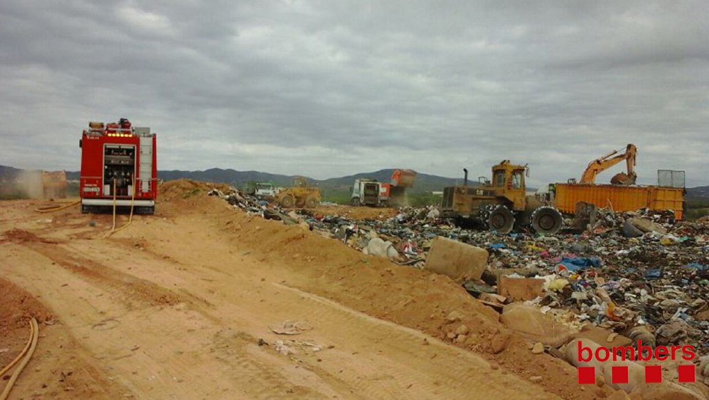 Estabilitzat incendi a l'abocador d'Hostalets de Pierola. #bomberscat hi treballen amb una dotzena de dotacions.