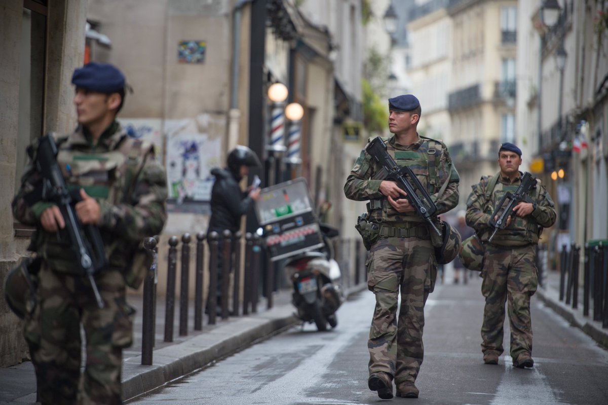 EtatMajorFR's tweet photo. Pensée pour les soldats de #Sentinelle blessés à #Levallois.
Nos militaires risquent leur vie pour protéger les Français.
Général Lecointre https://t.co/j2X6S3opnb