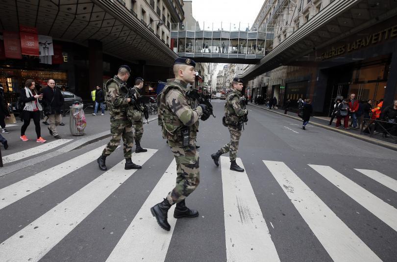 Car hits soldiers outside #Paris, six injured
bit.ly/2uoaA80