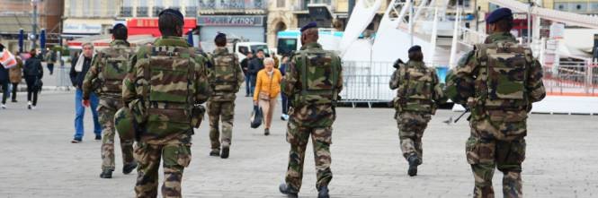 ilgiornale's tweet photo. Torna il terrore in #Francia: ​auto travolge gruppo di militari https://t.co/DYYBARE367 #Parigi https://t.co/RLew63Uxfa
