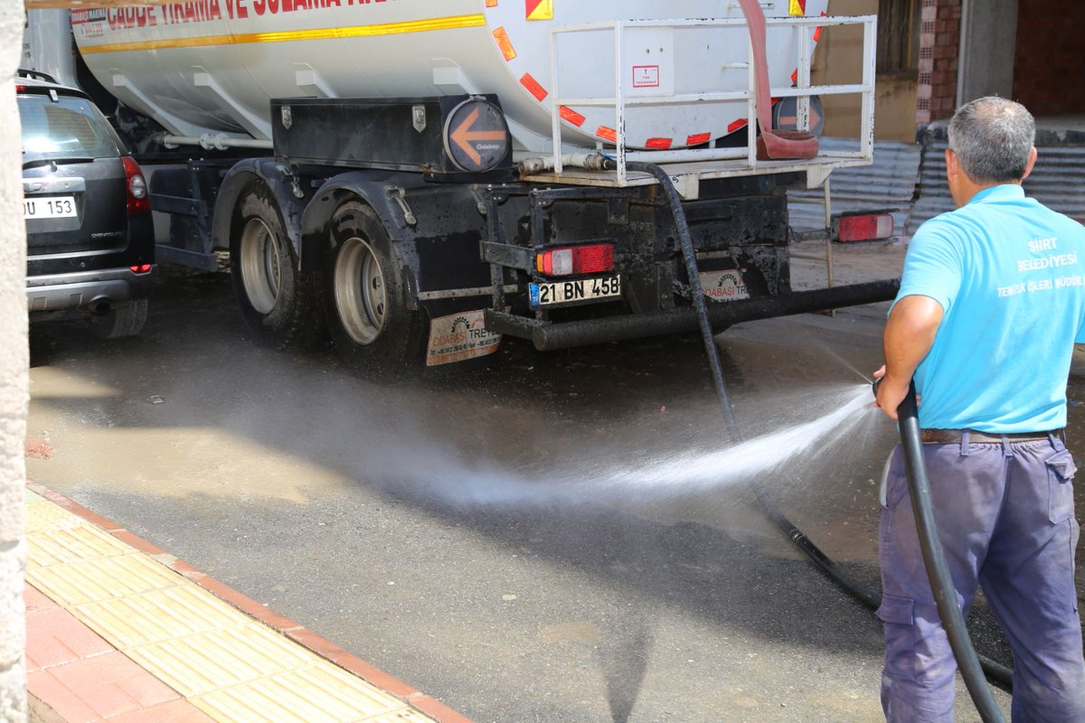 SiirtBel's tweet photo. Temizlik İşleri Müdürlüğü Ekiplerimiz tarafından Cadde ve sokaklarda rutin olarak yapılan yıkama çalışmaları devam ediyor. https://t.co/r1kii1nq7v